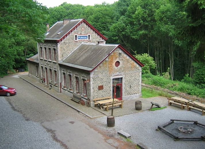 Cottage in Purnode, Ferienhaus in den Ardennen, Belgien, umgeben von gruener Natur und rustikalem Charme.