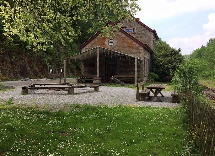 Cottage in Purnode, Ferienhaus in den Ardennen, Belgien, umgeben von gruener Natur und rustikalem Charme.