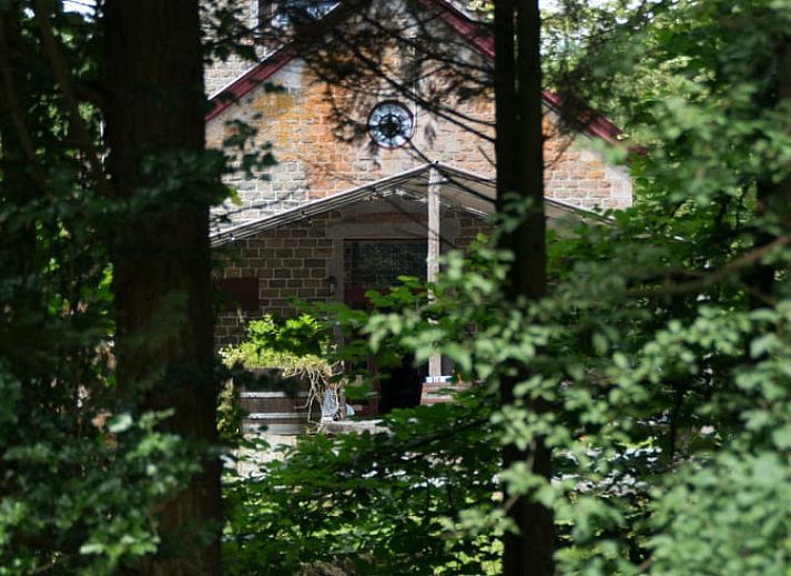 Cottage in Purnode, Ferienhaus in den Ardennen, Belgien, umgeben von gruener Natur und rustikalem Charme.