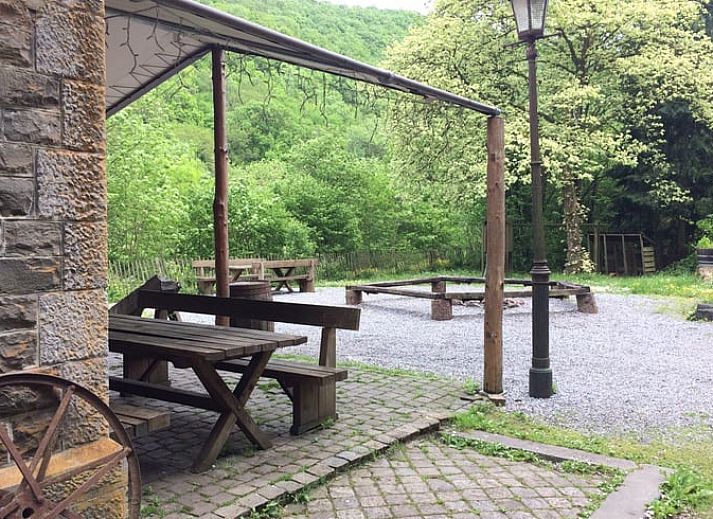 Geniessen Sie die Ruhe im Cottage in Purnode, einem charmanten Ferienhaus in den belgischen Ardennen, mit einer einladenden Terrasse und gruener Umgebung.