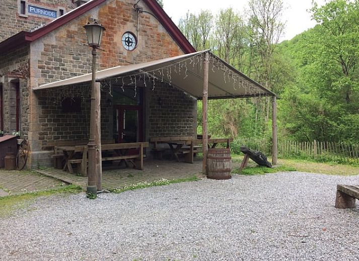 Geniessen Sie die Ruhe im Cottage in Purnode, einem charmanten Ferienhaus in den belgischen Ardennen, mit einer einladenden Terrasse und gruener Umgebung.