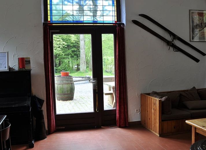 Geniessen Sie die Ruhe im Cottage in Purnode, einem charmanten Ferienhaus in den belgischen Ardennen, mit einer einladenden Terrasse und gruener Umgebung.