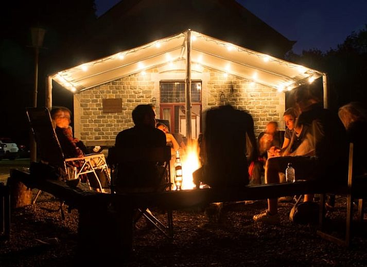Ferienhaus in Purnode, ein charmantes Ferienhaus in den Ardennen, Belgien, umgeben von gruener Natur und rustikaler Architektur.