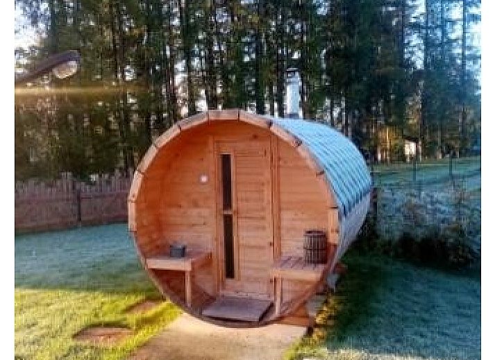 Geniessen Sie einen ruhigen Sonnenuntergang im Le Wagon, einem einzigartigen Ferienhaus in Graide in den belgischen Ardennen, mit einem atemberaubenden Blick auf die Natur.