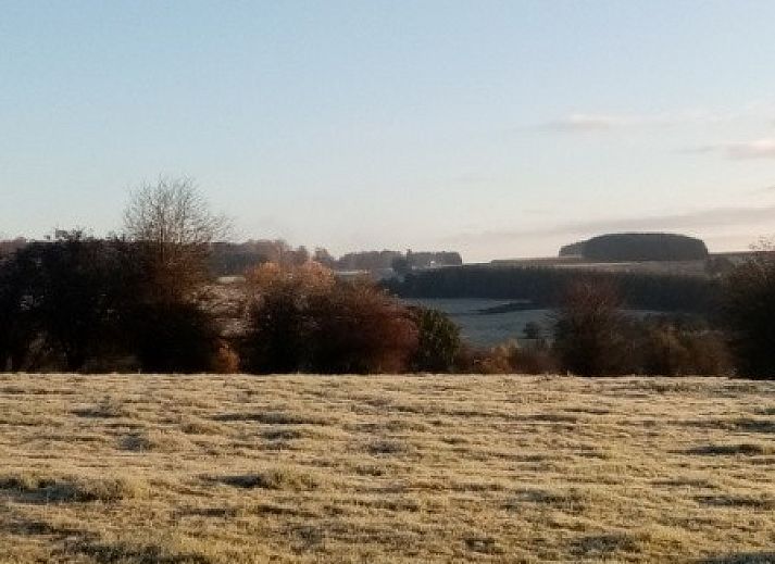 Geniessen Sie einen ruhigen Sonnenuntergang im Le Wagon, einem einzigartigen Ferienhaus in Graide in den belgischen Ardennen, mit einem atemberaubenden Blick auf die Natur.