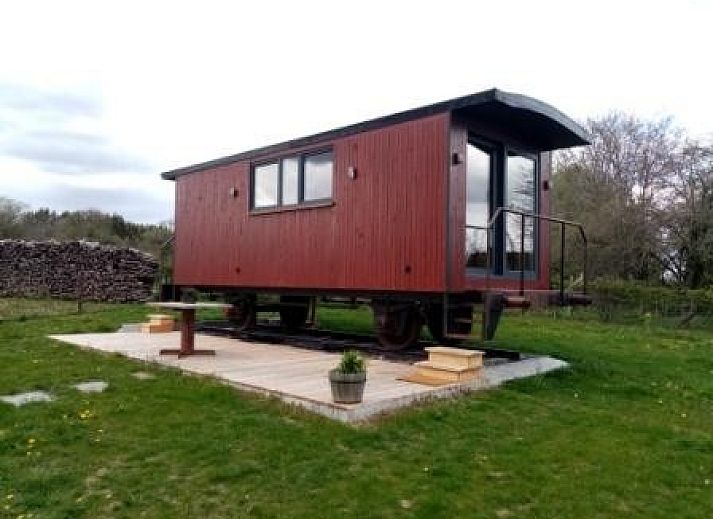 Geniessen Sie einen ruhigen Sonnenuntergang im Le Wagon, einem einzigartigen Ferienhaus in Graide in den belgischen Ardennen, mit einem atemberaubenden Blick auf die Natur.