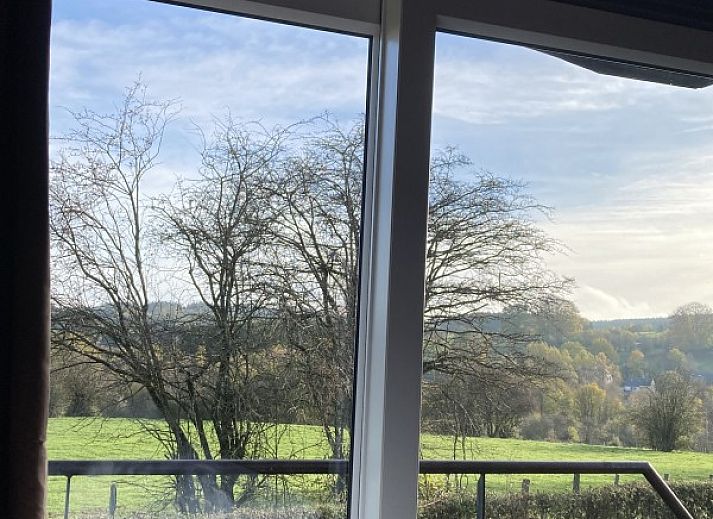 Geniessen Sie die ruhige Umgebung von Le Wagon, einem Ferienhaus in Graide in den belgischen Ardennen, mit schoener Aussicht auf die gruene Landschaft.
