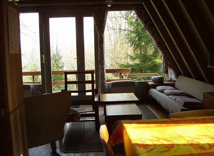 Gemuetlicher Innenbereich des Chalet Dion in Beauraing, Ardennen, mit Blick auf die Natur.