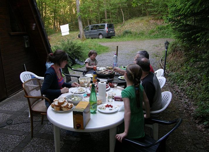 Gemuetlicher Innenbereich des Chalet Dion in Beauraing, Ardennen, mit Blick auf die Natur.