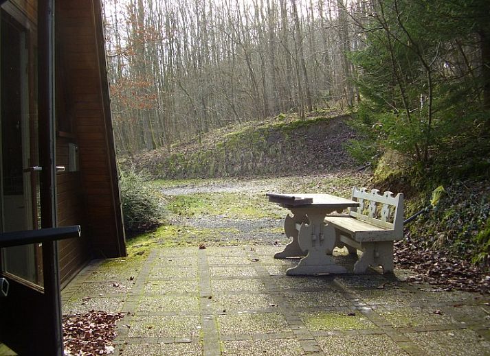 Gemuetlicher Innenbereich des Chalet Dion in Beauraing, Ardennen, mit Blick auf die Natur.