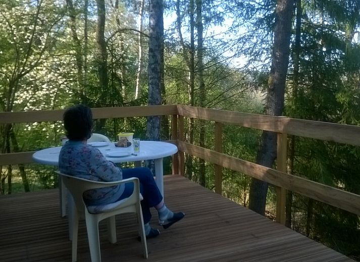 Gemuetlicher Innenbereich des Chalet Dion in Beauraing, Ardennen, mit Blick auf die Natur.
