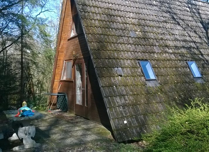 Atemberaubende Aussicht vom Balkon des Chalet Dion in Beauraing in den Ardennen, umgeben von viel Gruen.