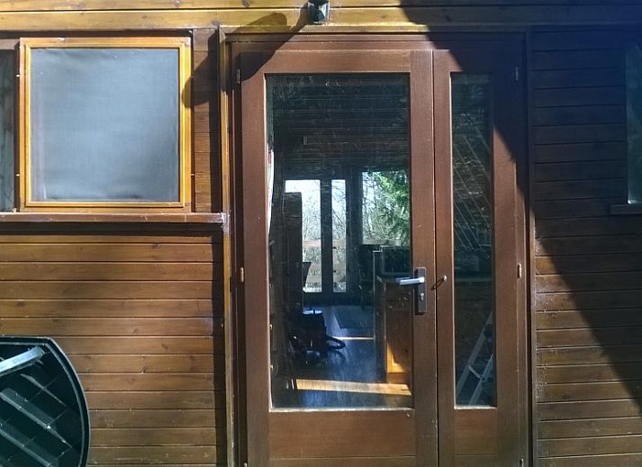 Modernes Wohnzimmer im Chalet Dion, Beauraing, Ardennen, mit Blick auf die umliegenden Waelder.