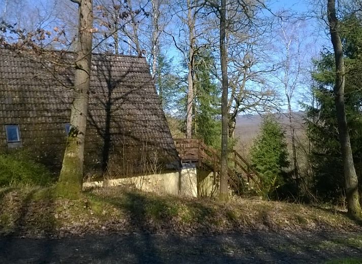 Modernes Wohnzimmer im Chalet Dion, Beauraing, Ardennen, mit Blick auf die umliegenden Waelder.