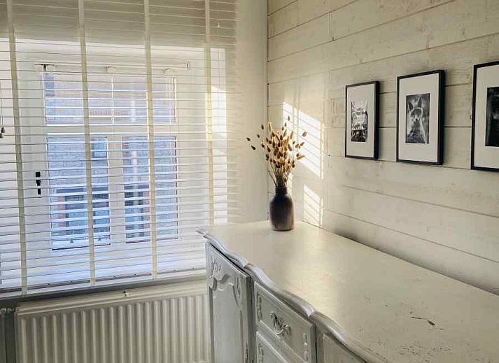 Moderne badkamer met dubbele wastafel in vakantiehuis ARD138, Han-sur-Lesse, Ardennen.