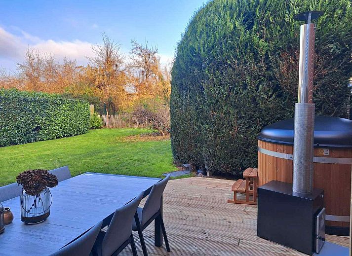 Moderne badkamer met dubbele wastafel in vakantiehuis ARD138, Han-sur-Lesse, Ardennen.