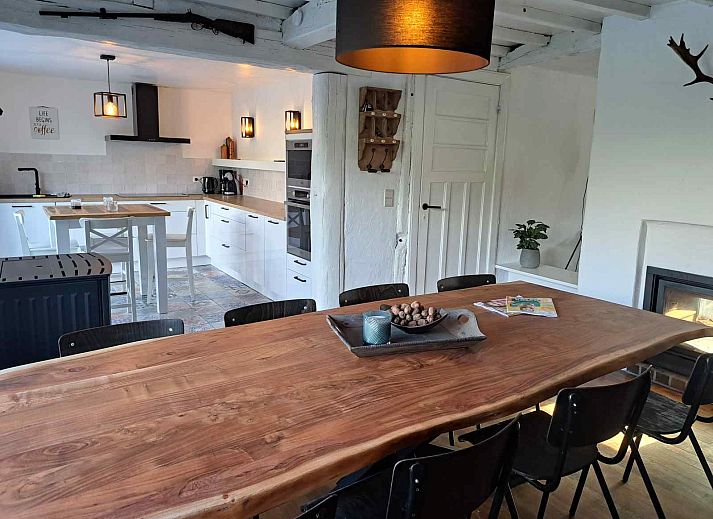 Moderne badkamer met dubbele wastafel in vakantiehuis ARD138, Han-sur-Lesse, Ardennen.