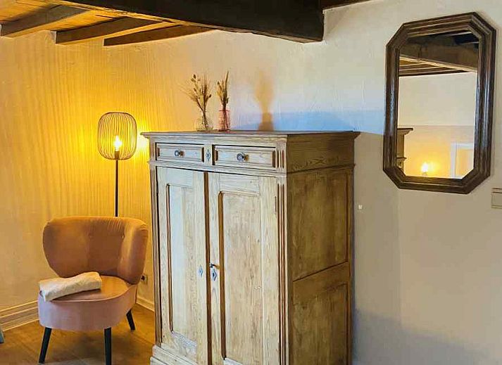 Sfeervolle zithoek met houten kast in vakantiehuis ARD138, Han-sur-Lesse, Ardennen.