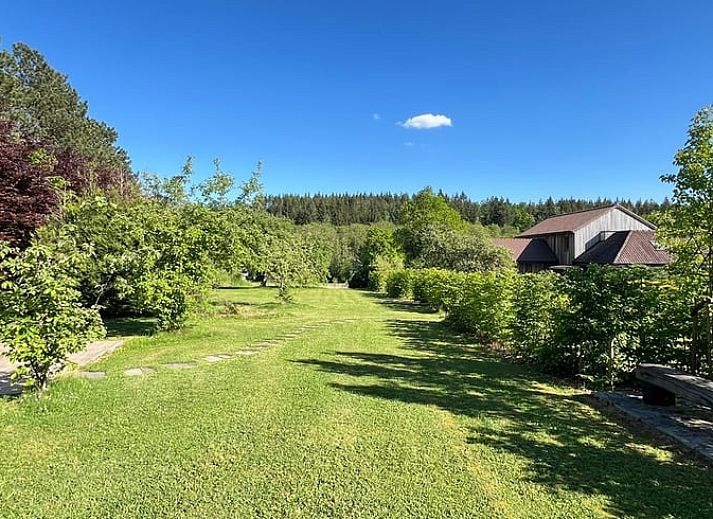 Vakantiehuis in Rochefort, Ardennen omgeven door groene natuur en rustieke charme in Namen, Belgie.