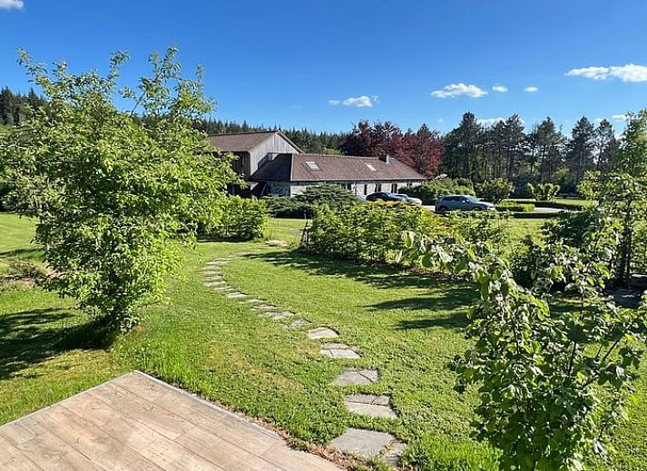 Geniet van de groene omgeving van Vakantiehuis in Rochefort, gelegen in de prachtige Ardennen, Belgie.
