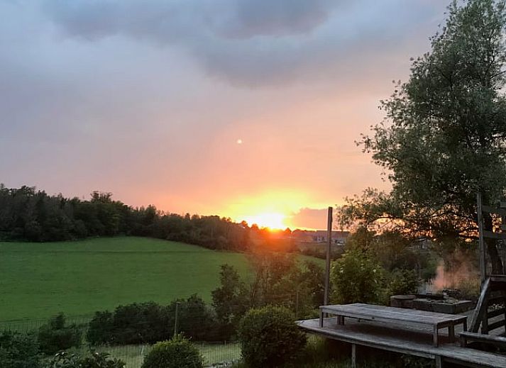 Geniessen Sie einen atemberaubenden Sonnenuntergang im Ferienhaus in Aublain, das in den malerischen Ardennen in Namur, Belgien, liegt.