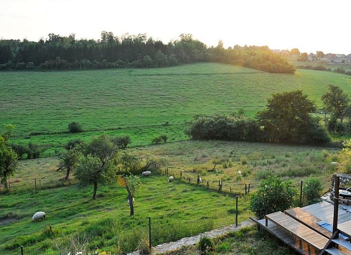 Geniessen Sie einen atemberaubenden Sonnenuntergang im Ferienhaus in Aublain, das in den malerischen Ardennen in Namur, Belgien, liegt.