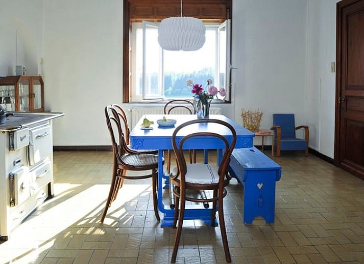 Geniessen Sie einen atemberaubenden Sonnenuntergang im Ferienhaus in Aublain, das in den malerischen Ardennen in Namur, Belgien, liegt.