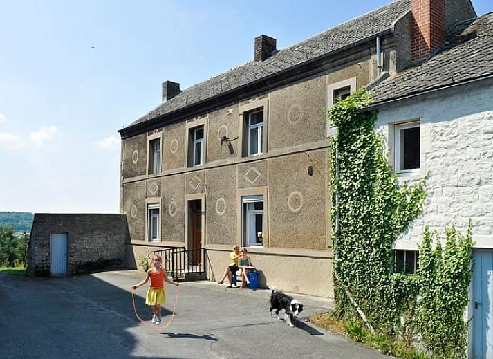 Geniessen Sie von der Terrasse des Ferienhauses in Aublain, das in den schoenen Ardennen in Belgien liegt, einen weiten Blick auf gruene Felder.