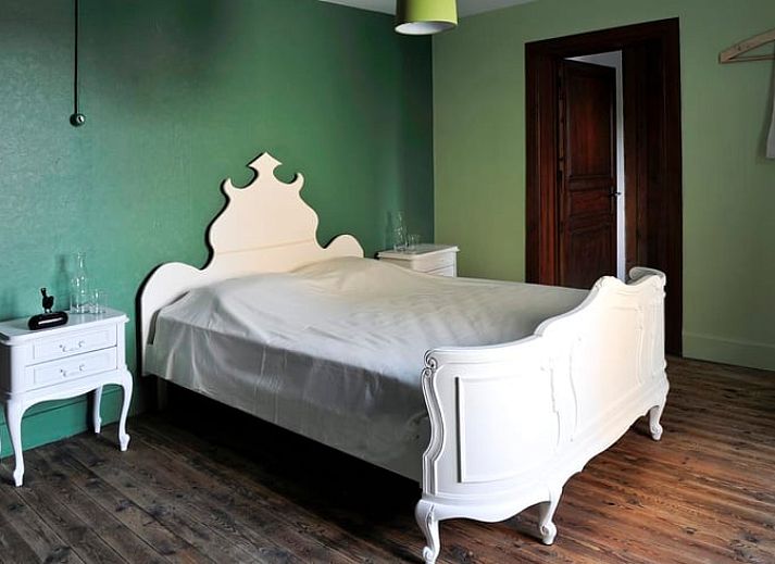 Geniessen Sie von der Terrasse des Ferienhauses in Aublain, das in den schoenen Ardennen in Belgien liegt, einen weiten Blick auf gruene Felder.