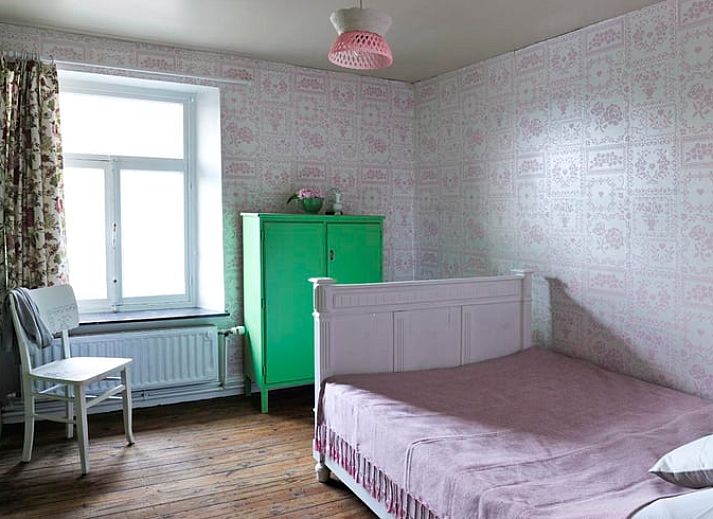 Geniessen Sie von der Terrasse des Ferienhauses in Aublain, das in den schoenen Ardennen in Belgien liegt, einen weiten Blick auf gruene Felder.