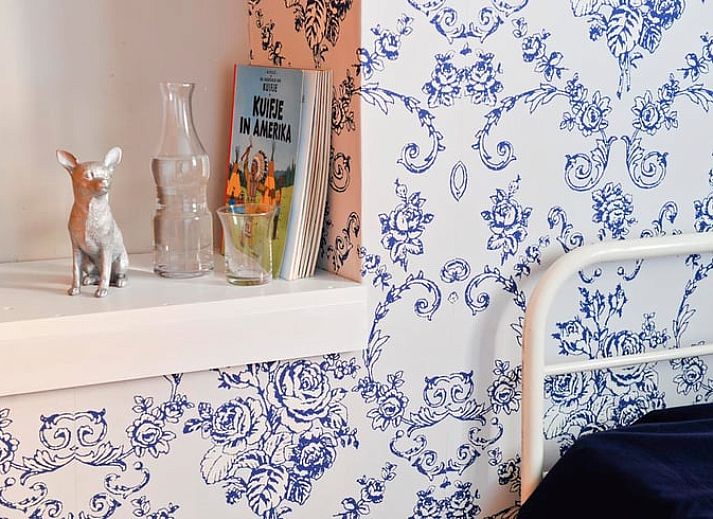 Geniessen Sie von der Terrasse des Ferienhauses in Aublain, das in den schoenen Ardennen in Belgien liegt, einen weiten Blick auf gruene Felder.