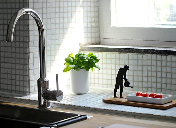 Entspannen Sie sich in der Haengematte im Ferienhaus in Aublain, das in der laendlichen Umgebung der Ardennen, Namur, Belgien liegt.