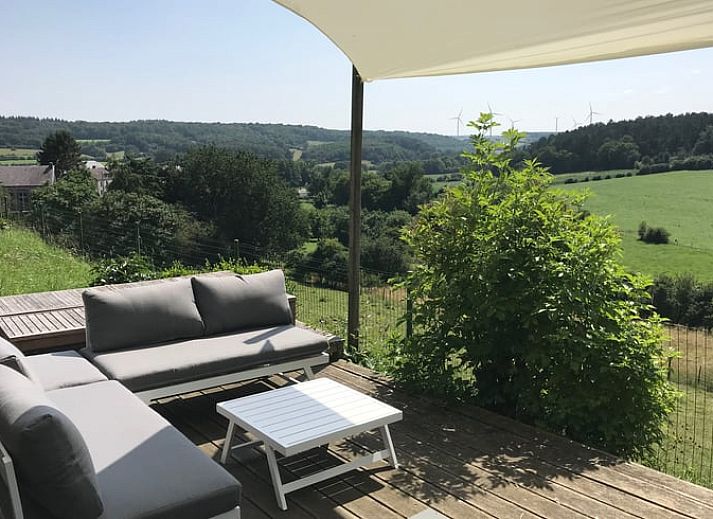 Entspannen Sie sich in der Haengematte im Ferienhaus in Aublain, das in der laendlichen Umgebung der Ardennen, Namur, Belgien liegt.