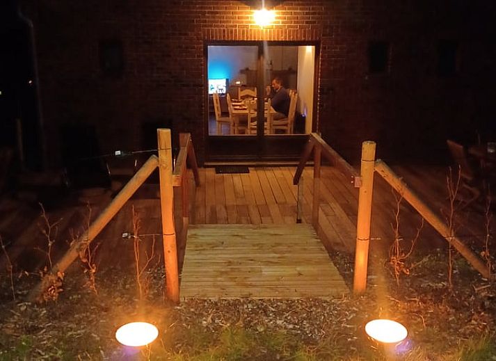 Veranda van Huisje in Oignies-en-Thierache, vakantiehuis in de Ardennen, Belgie, omgeven door groene natuur en rust.