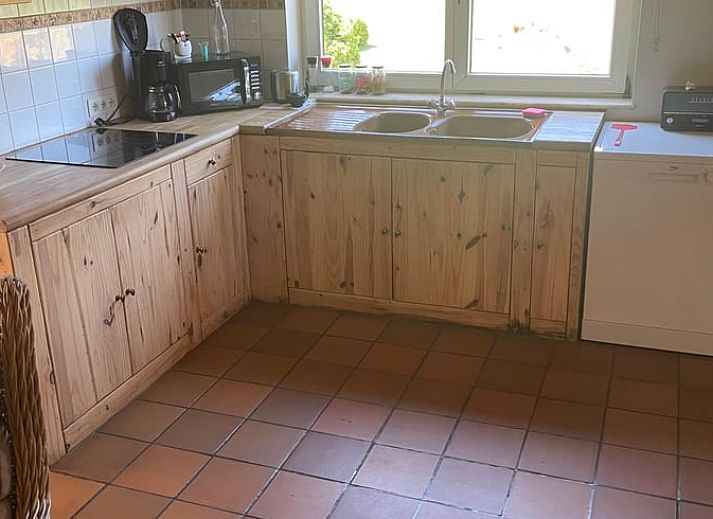 Veranda van Huisje in Oignies-en-Thierache, vakantiehuis in de Ardennen, Belgie, omgeven door groene natuur en rust.