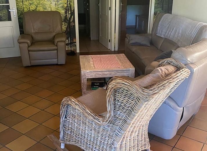 Huisje in Oignies-en-Thierache, vakantiehuis in de Ardennen, Belgie met groene tuin en traditionele waterput.