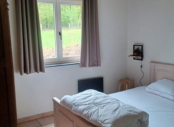 Huisje in Oignies-en-Thierache, vakantiehuis in de Ardennen, Belgie met groene tuin en traditionele waterput.