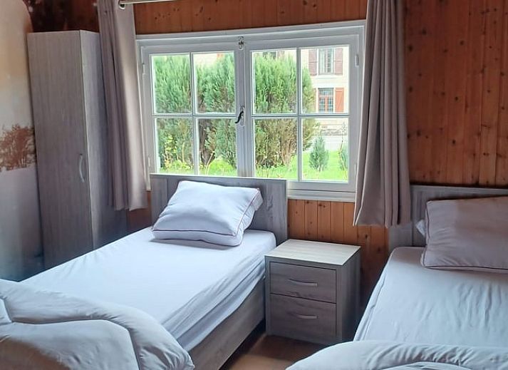 Huisje in Oignies-en-Thierache, vakantiehuis in de Ardennen, Belgie met groene tuin en traditionele waterput.