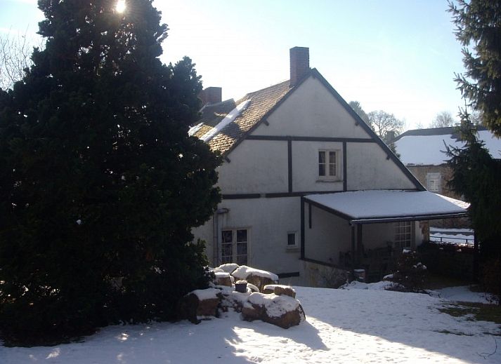 Le Mielandre vakantiehuis in Viroinval, Ardennen met stenen gevel en bloembakken.