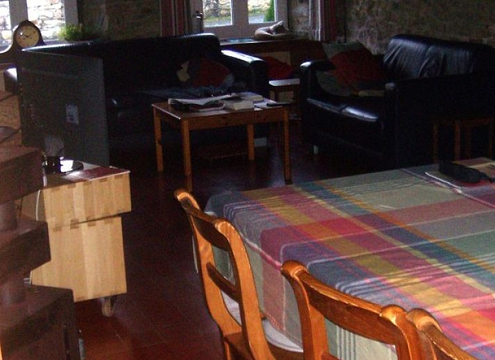 Besneeuwde trappen in de tuin van Le Mielandre, vakantiehuis in Viroinval, Ardennen.