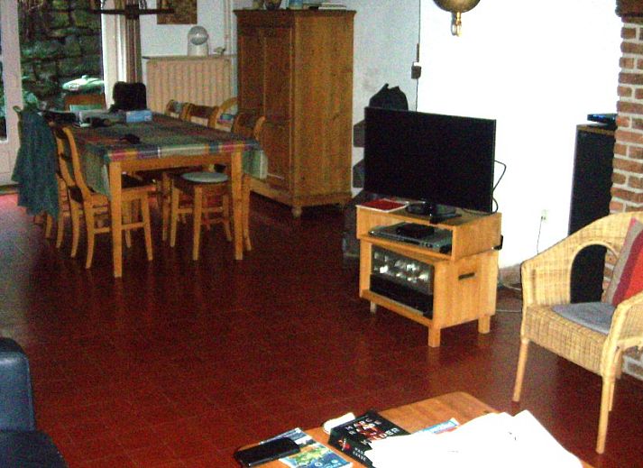 Besneeuwde trappen in de tuin van Le Mielandre, vakantiehuis in Viroinval, Ardennen.