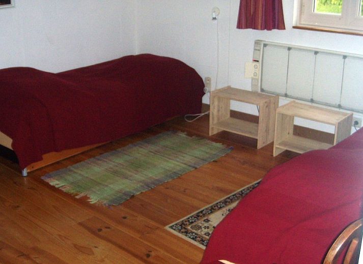 Besneeuwde trappen in de tuin van Le Mielandre, vakantiehuis in Viroinval, Ardennen.