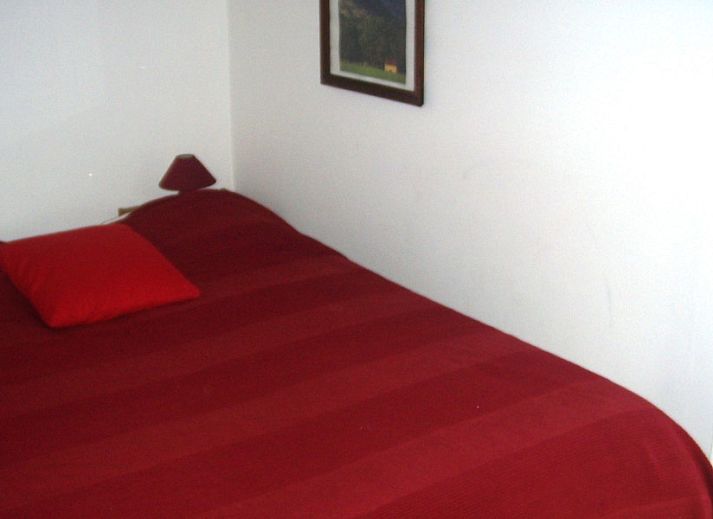 Besneeuwde trappen in de tuin van Le Mielandre, vakantiehuis in Viroinval, Ardennen.