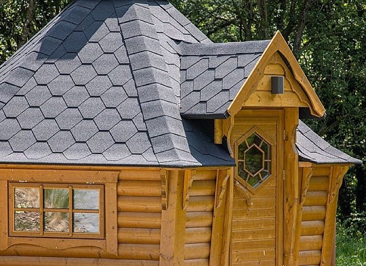 Side view of Chalet the Nutcracker in Barvaux-Durbuy, Ardennes, with terrace and barbecue area.