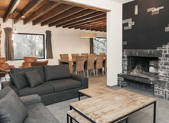 Modern living room of Chalet de Notenkraker in Barvaux-Durbuy, Ardennes, with open kitchen and wooden interior.