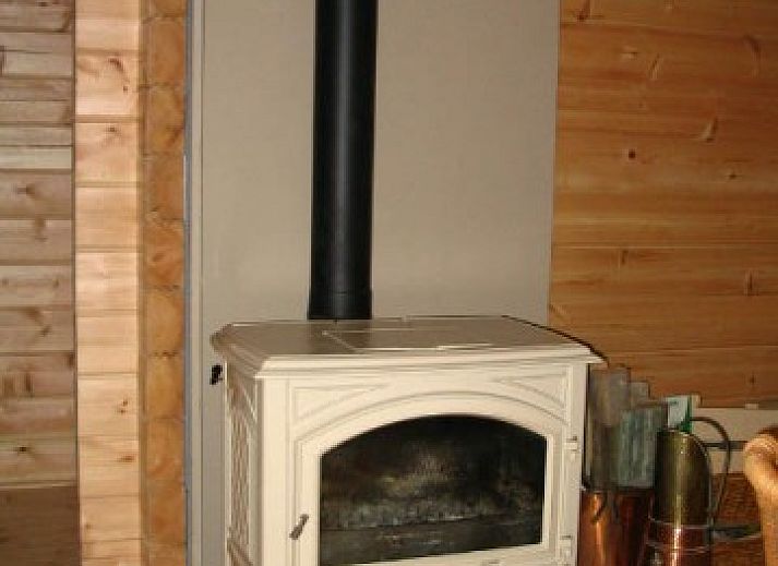 Located in Barvaux-sur-Ourthe, Ardennes, Chalet Alppimaja offers a charming terrace with wooden furniture and green surroundings.