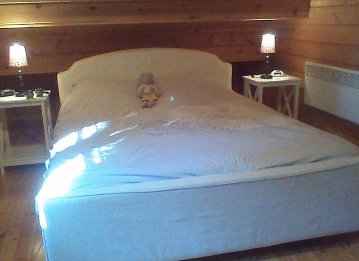 Cozy kitchen and dining area in chalet Alppimaja, Barvaux-sur-Ourthe, Ardennes, with rustic wooden furnishings.