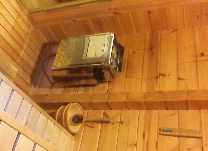 Cozy kitchen and dining area in chalet Alppimaja, Barvaux-sur-Ourthe, Ardennes, with rustic wooden furnishings.