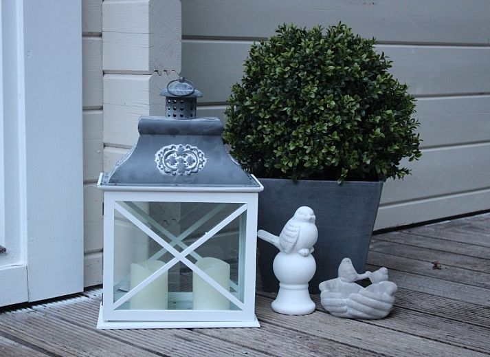 Cozy kitchen and dining area in chalet Alppimaja, Barvaux-sur-Ourthe, Ardennes, with rustic wooden furnishings.