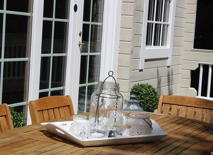 Cozy bedroom with wrought iron bed in chalet Alppimaja, Barvaux-sur-Ourthe, Ardennes, for a peaceful sleep.